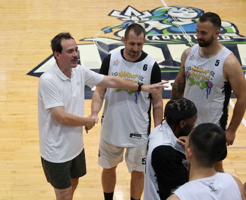 旺寶行銷副董鄭志龍與兩名塞爾維亞洋將。（旺寶行銷提供）