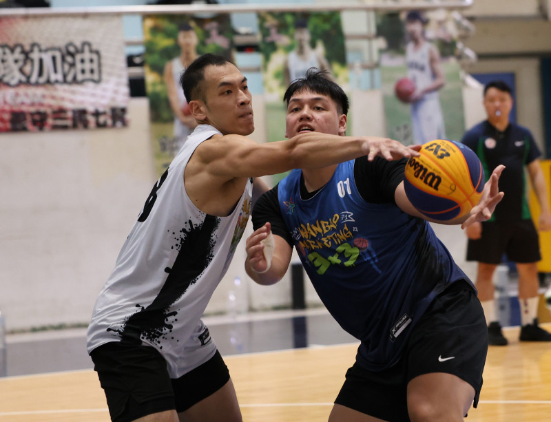 鄭德維（左）與史魯齊。（旺寶行銷提供）