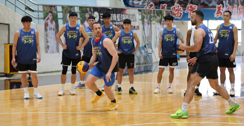 洋將指導球員。（旺寶行銷提供）