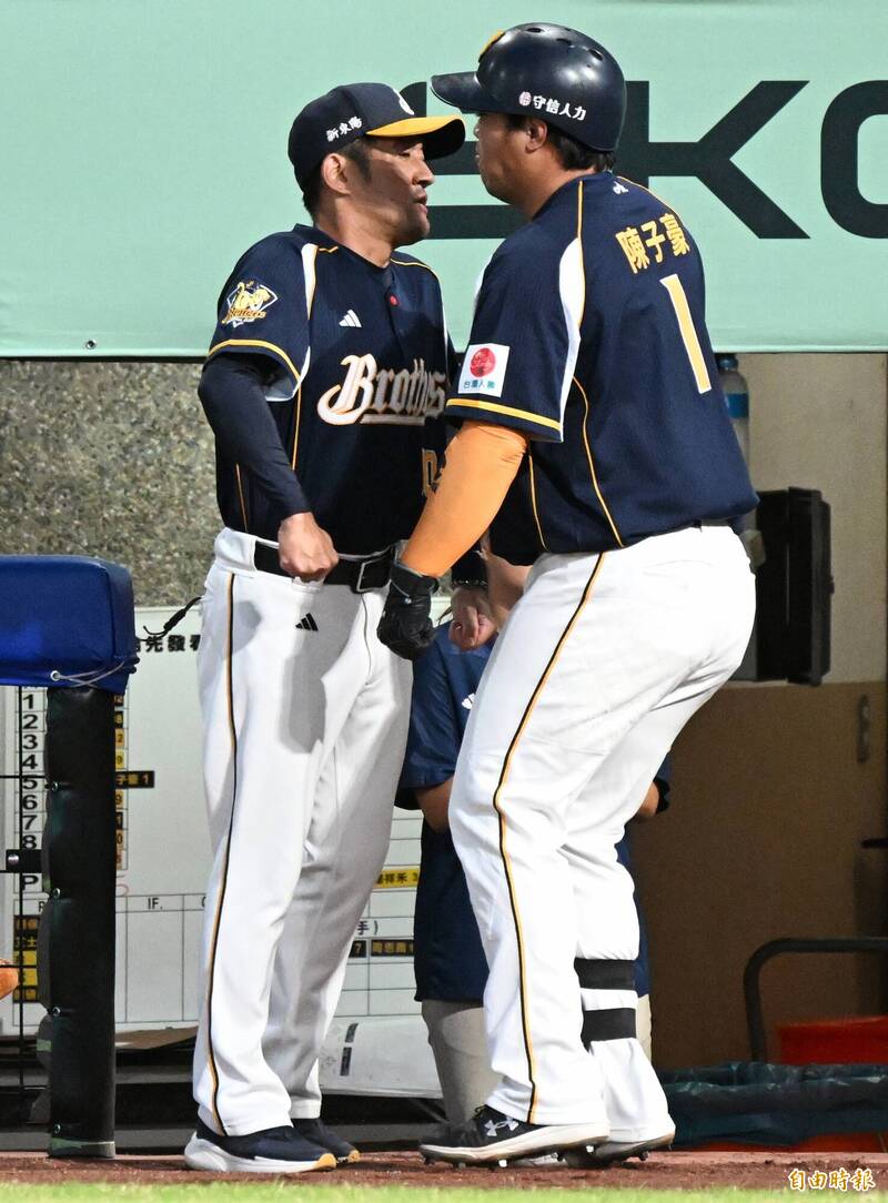 陳子豪轟出全壘打和平野撞胸慶祝。（記者林正堃攝）