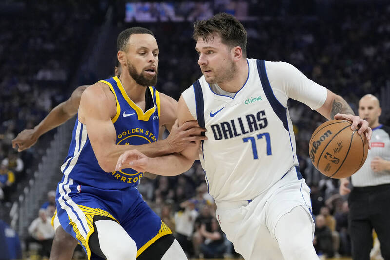 柯瑞（左）、東契奇（右）。（資料照，美聯社）