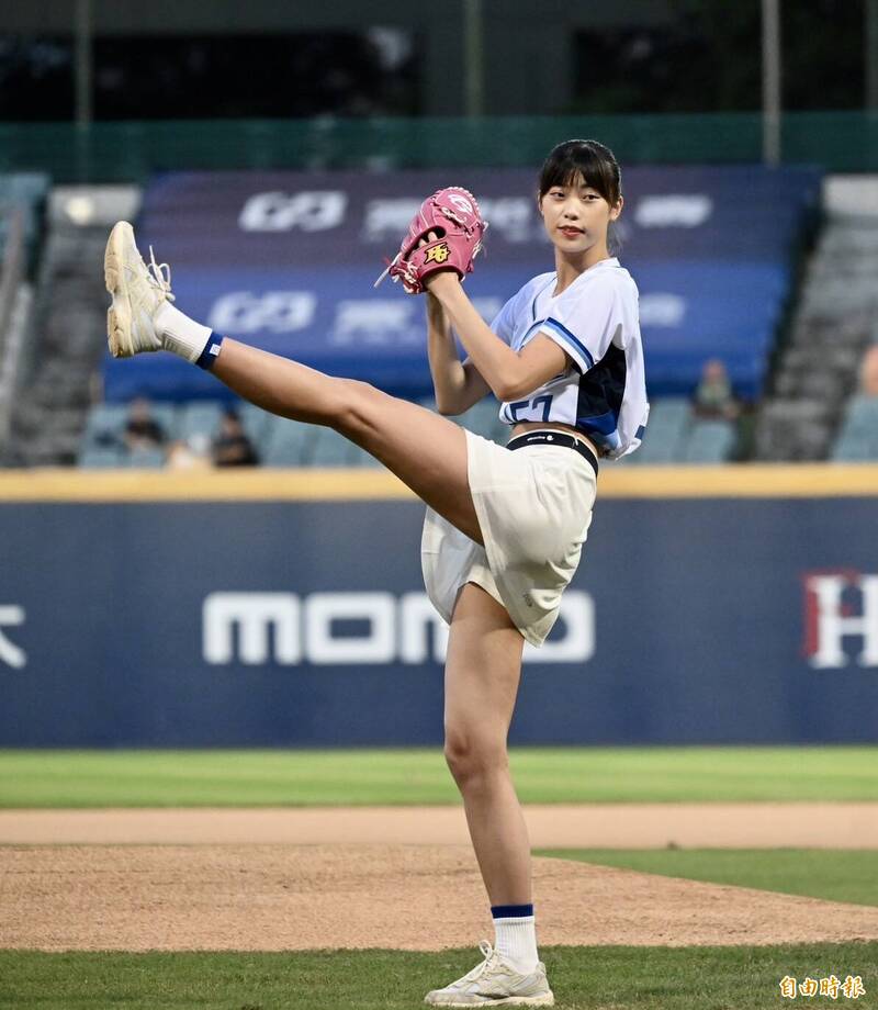 羅嘉翎今天再度受邀擔任富邦悍將在新莊主場的開球嘉賓。（記者羅沛德攝）
