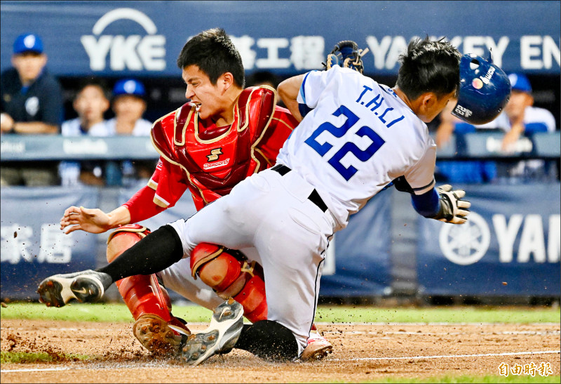 味全捕手林辰勳（左）首局在本壘攻防時受傷退場。（記者羅沛德攝）