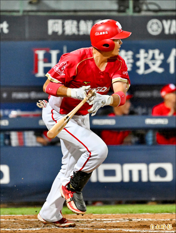 味全郭嚴文敲出勝利打點。（記者羅沛德攝）