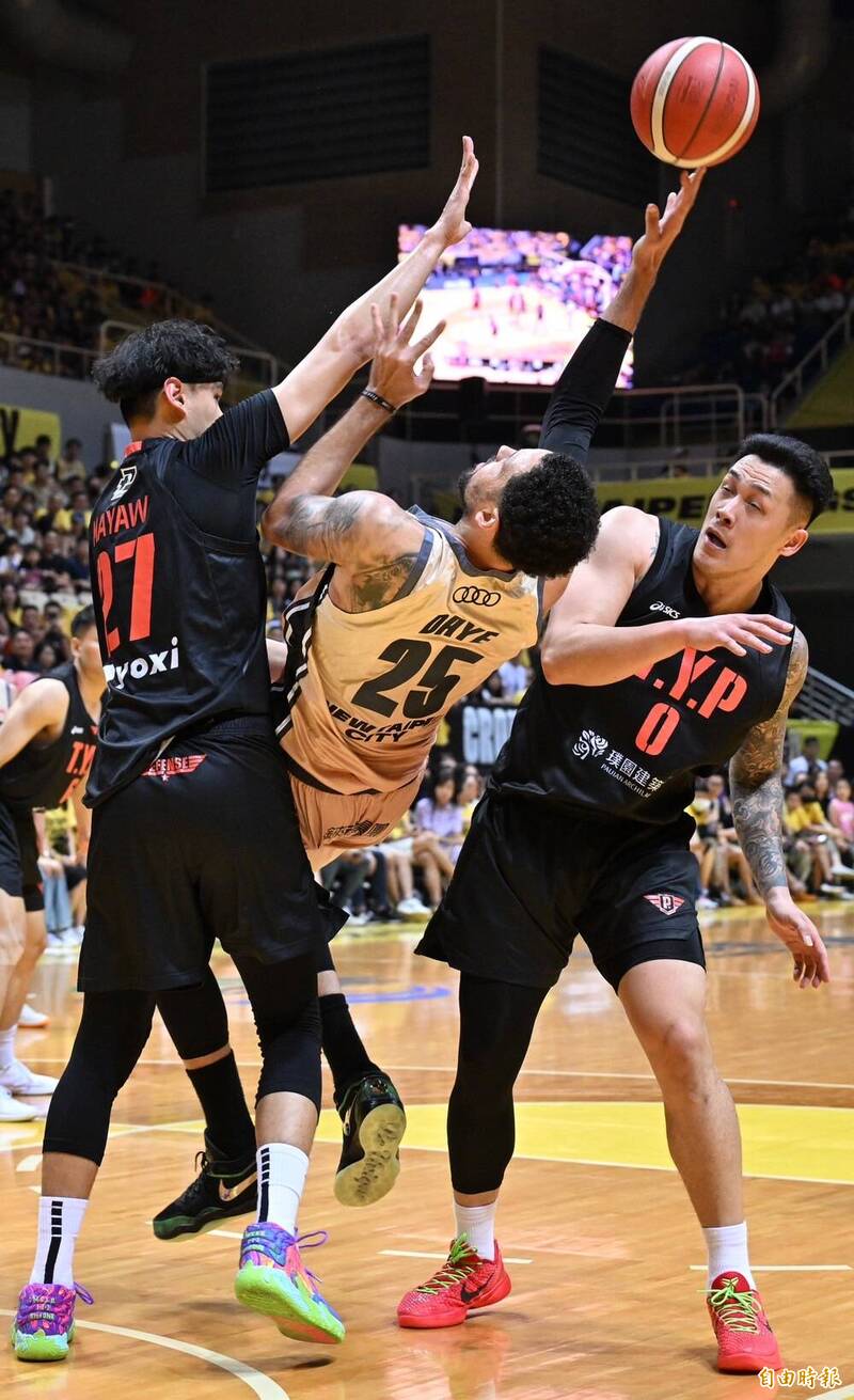 雙方球員場中短暫衝突。（記者劉信德攝）