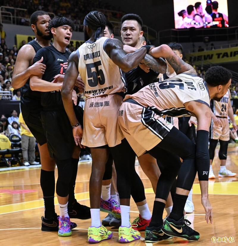雙方球員場中短暫衝突。（記者劉信德攝）