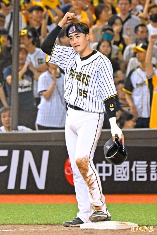 兄弟高宇杰一掃連9打數0安打低潮，敲出關鍵2安。（記者林正堃攝）
