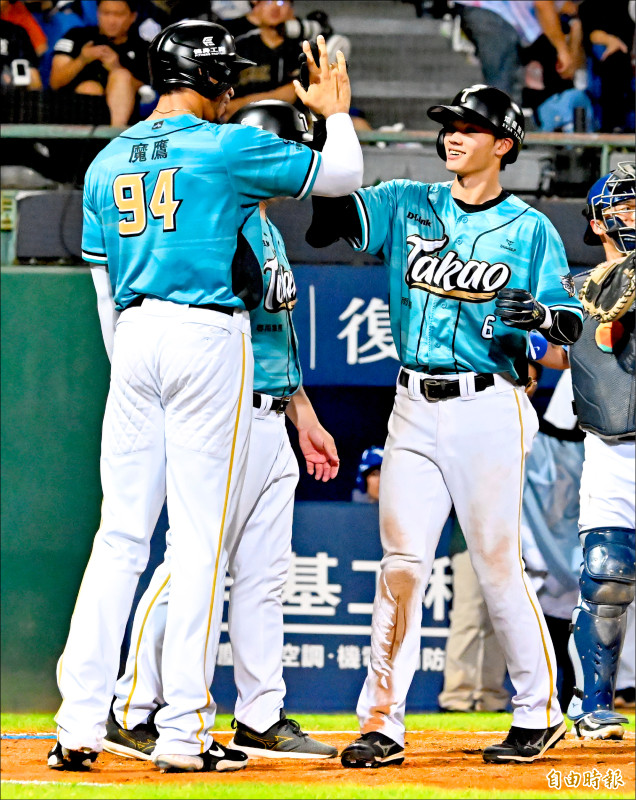 8局上台鋼王博玄（右）敲出生涯首轟。（記者陳志曲攝）