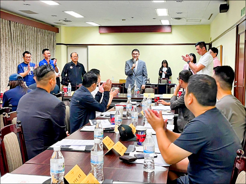 籃協昨通過決議，SBL除現有4支球隊外，將新增基隆籃球隊。基隆市長謝國樑特地到籃協致謝。（基隆市政府提供）