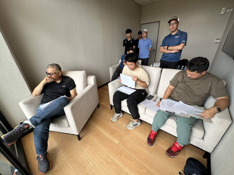樂天桃猿總教練古久保健二（左）率領教練團與球探到場觀看新人測試會。（中職提供）