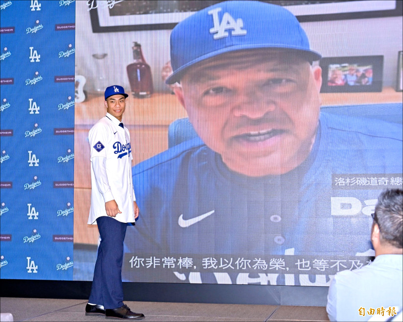 道奇總教練羅伯斯錄了一段祝福影片給柯敬賢。（記者塗建榮攝）