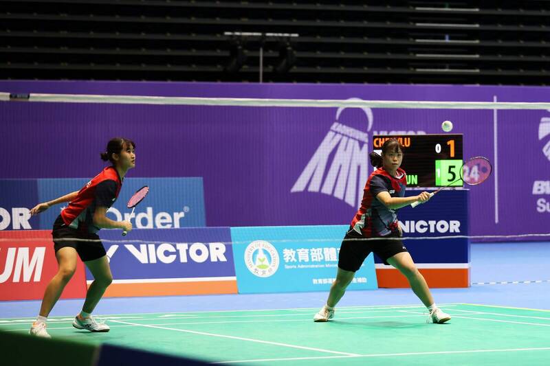 女雙組合陳妍妃、孫亮晴，今天在首日的會外賽以直落2輕取呂思穎和陳星羽的女雙組合。（高雄市運發局提供）