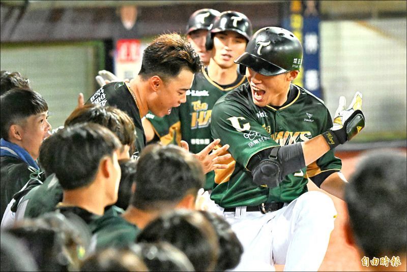 王柏融（右）9局上敲出3分砲，也是個人本季第4轟。
（記者林正堃攝）