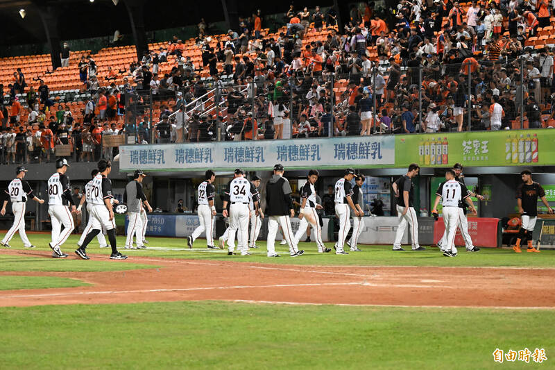 統一獅輸球。（記者李惠洲攝）