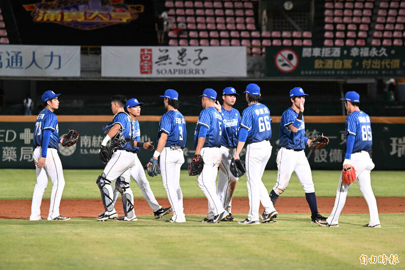 富邦悍將完封統一獅。（記者李惠洲攝）