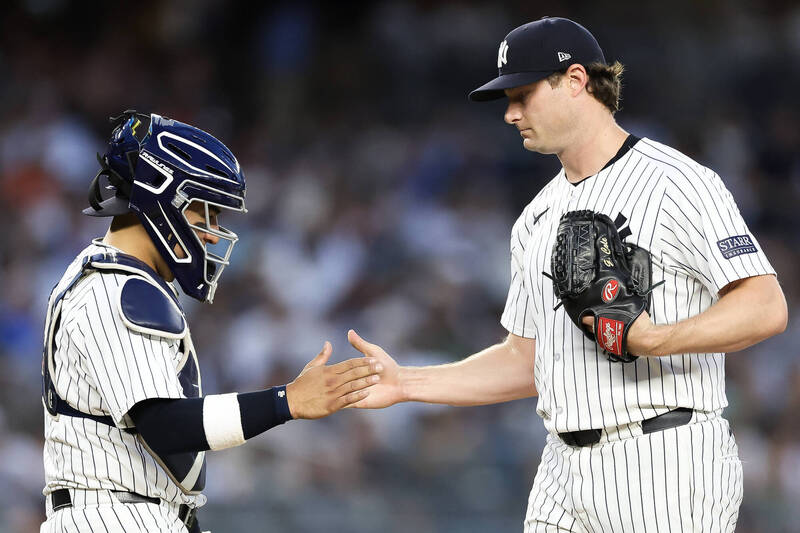 洋基王牌投手柯爾（右）、崔維諾（左）。（法新社）