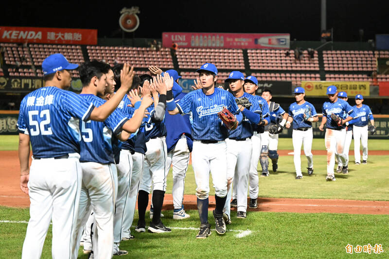 富邦悍將完封統一獅。（記者李惠洲攝）
