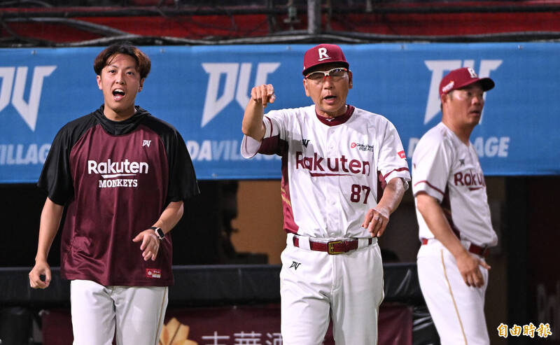 樂天桃猿總教練古久保健二上場抗議。（記者劉信德攝）