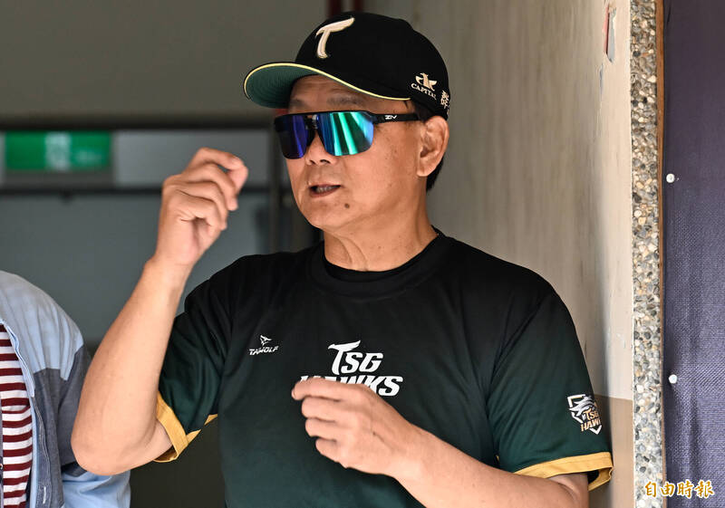 台鋼雄鷹總教練洪一中。（記者陳志曲攝）