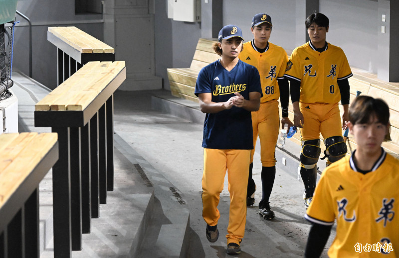 余謙和隊上年輕隊友一起收拾休息室。（記者林正堃攝）