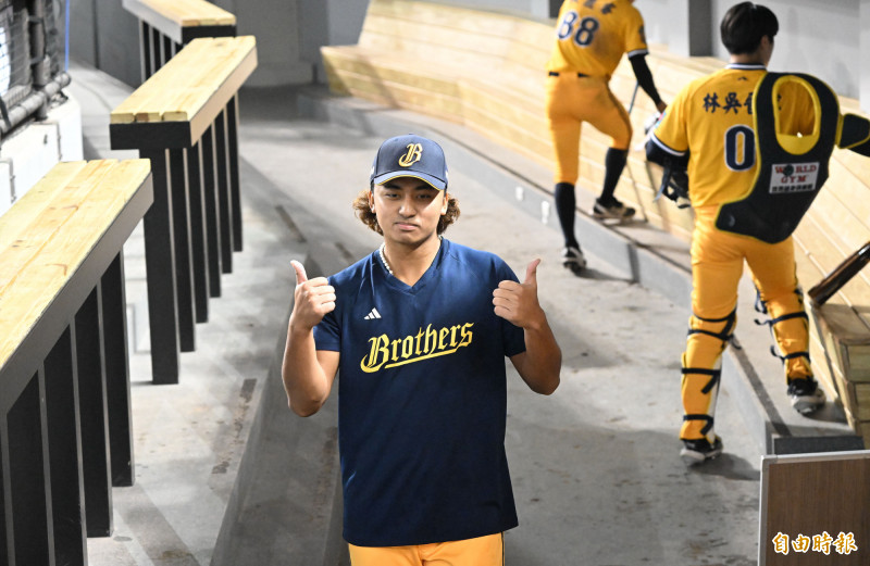 余謙和隊上年輕隊友一起收拾休息室。（記者林正堃攝）