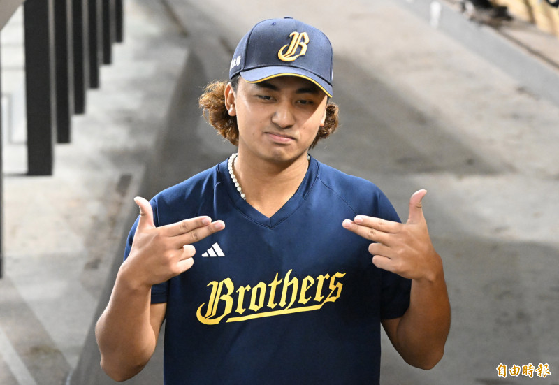 余謙和隊上年輕隊友一起收拾休息室。（記者林正堃攝）