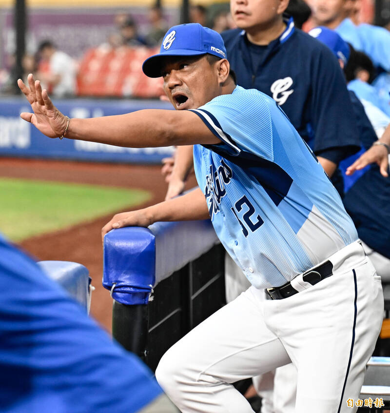 富邦悍將總教練陳金鋒上場抗議判決。（記者陳志曲攝）