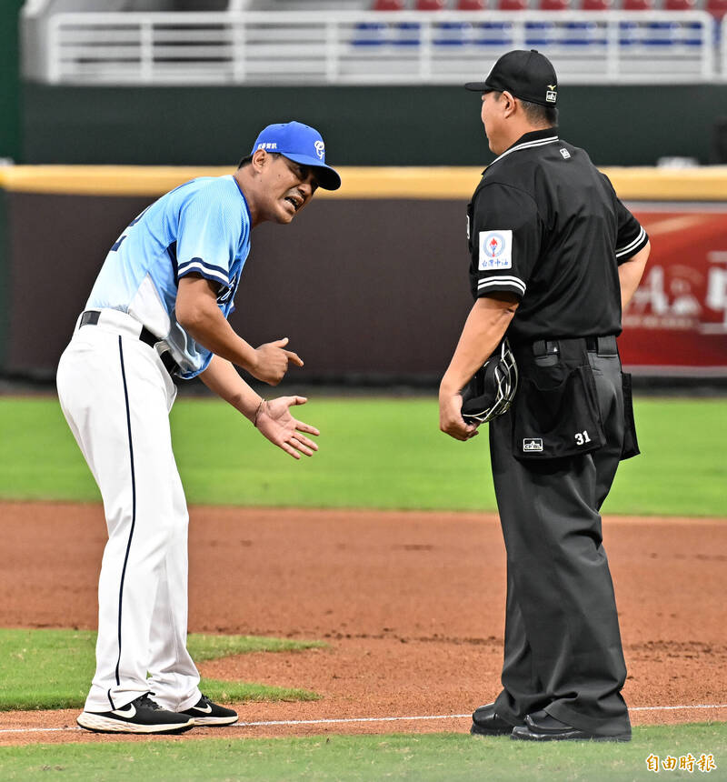 富邦悍將總教練陳金鋒上場抗議判決。（記者陳志曲攝）