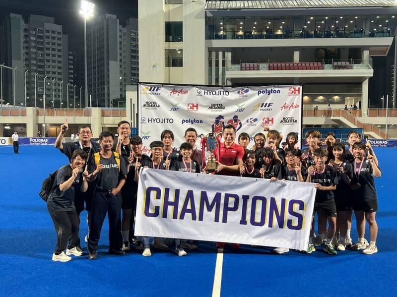 台灣曲棍球代表隊前往新加坡參加亞洲青年曲棍球總會盃創佳績，女子隊在金牌戰以10比0擊敗香港。（曲棍球協會提供）