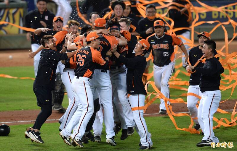 今天統一獅在台南保留比賽只要打敗樂天桃猿，就能順利拿到上半季冠軍。（資料照，記者林正堃攝）