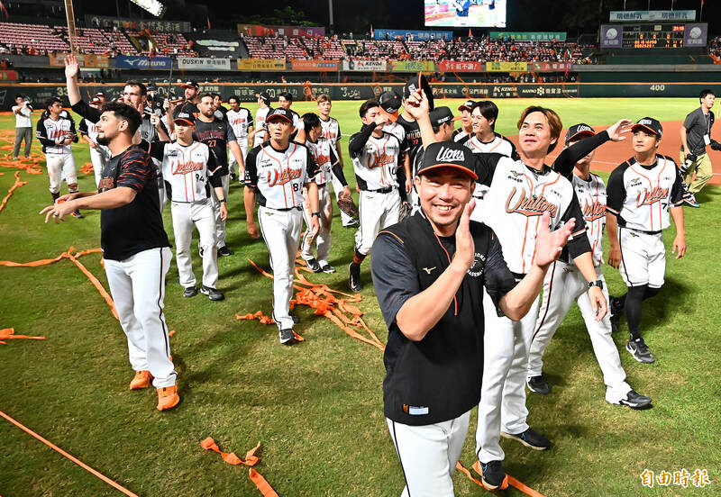 統一獅今天勇奪上半季冠軍。（記者李惠洲攝）