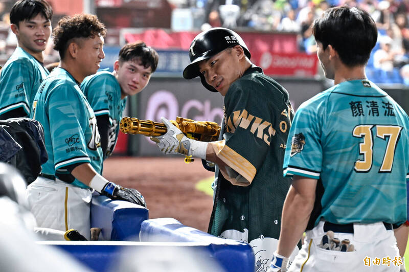 台鋼雄鷹王柏融開轟。（記者陳志曲攝）
