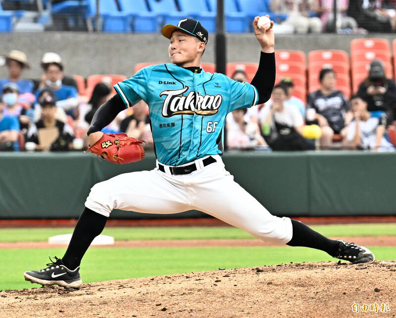 台鋼雄鷹先發投手陳柏清。（記者陳志曲攝）