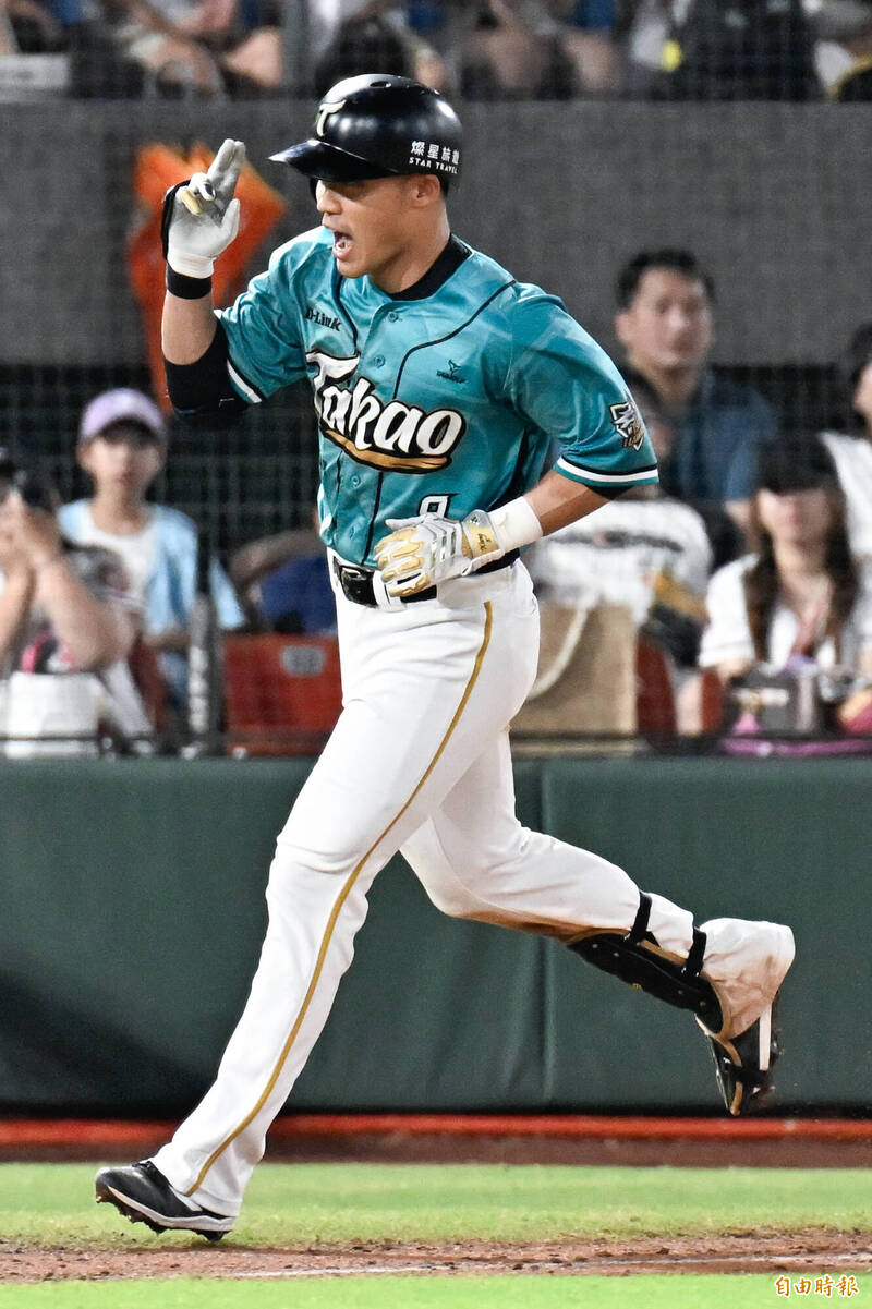 台鋼雄鷹王柏融開轟。（記者陳志曲攝）