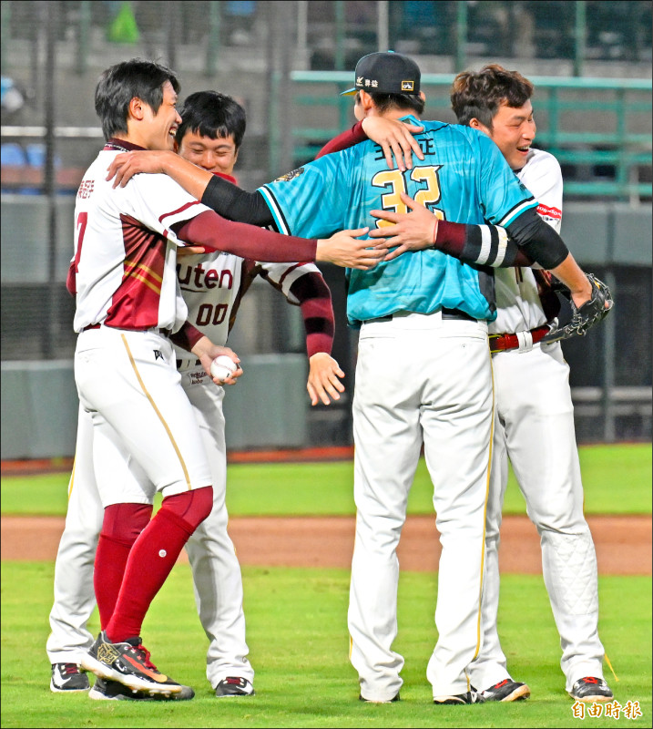 雄鷹王溢正9局下守成，前猿隊隊友爭相上前擁抱他。（記者陳志曲攝）