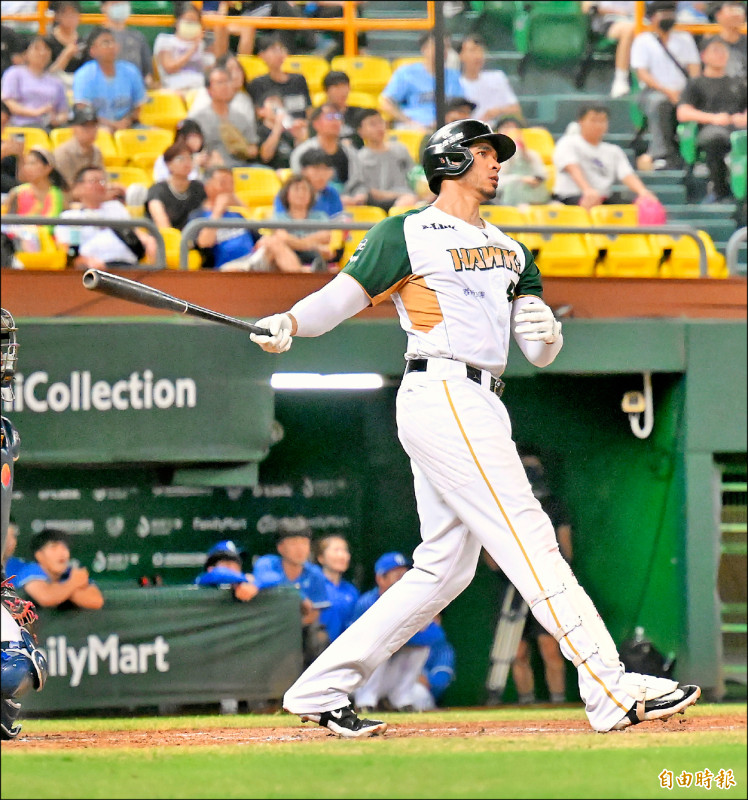 台鋼洋將魔鷹6局下敲陽春砲，本季第15轟出爐，全壘打排行榜獨走。（記者李惠洲攝）