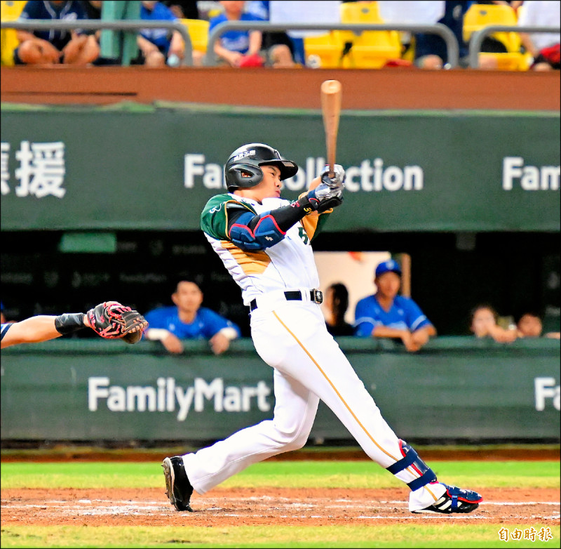 台鋼新科榜眼吳念庭，昨7局下以代打身分上陣，中職處女秀首打席就敲出安打，讓全場的鷹迷嗨到不行。（記者李惠洲攝）