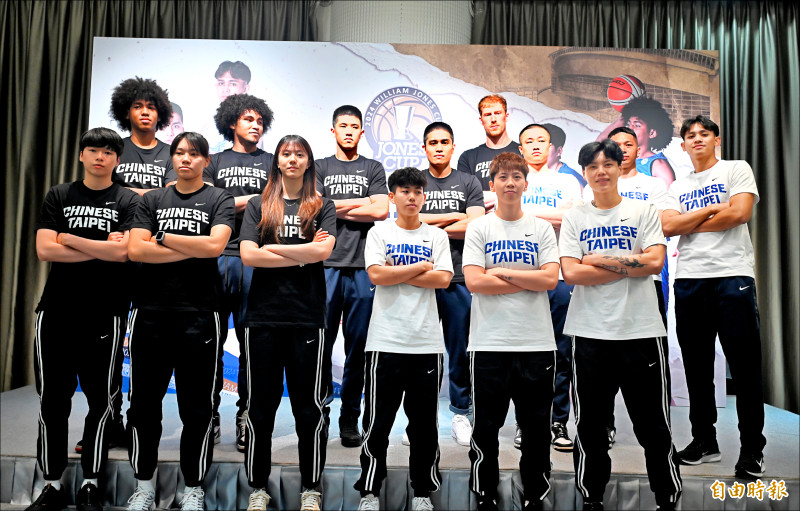  今年瓊斯盃男女組即將在新莊體育館登場，台灣藍、白共4隊分頭出擊對抗外隊。（記者王藝菘攝）