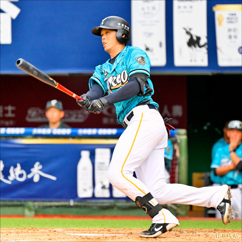 杜家明8局上打回台鋼首分。（記者林正堃攝）