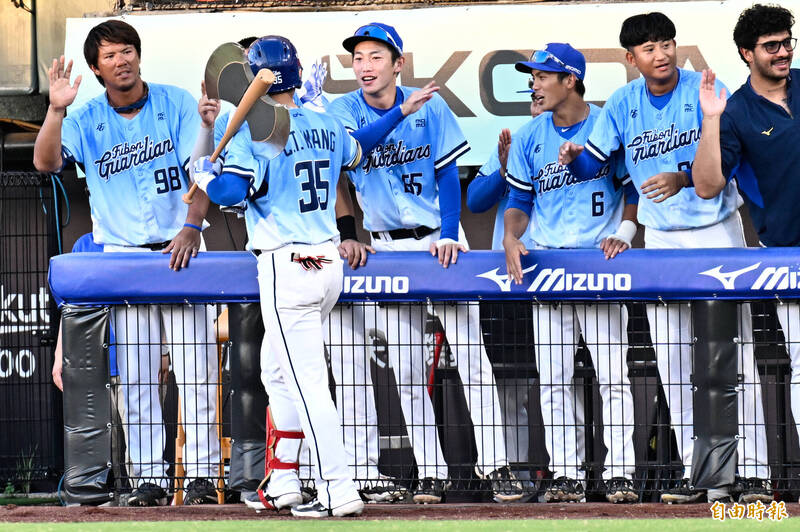 富邦悍將王正棠敲出三分全壘打。（記者陳志曲攝）