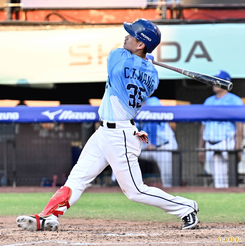 富邦悍將王正棠敲出三分全壘打。（記者陳志曲攝）