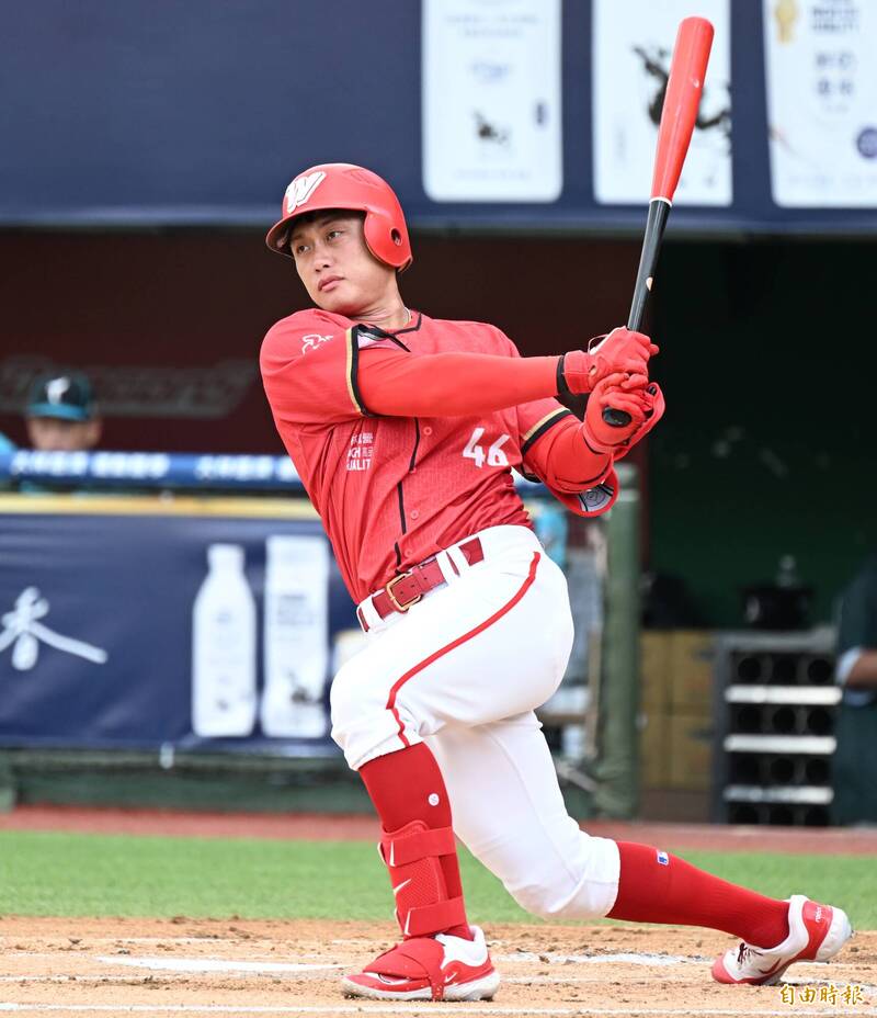 劉基鴻高飛犧牲打。（記者林正堃攝）