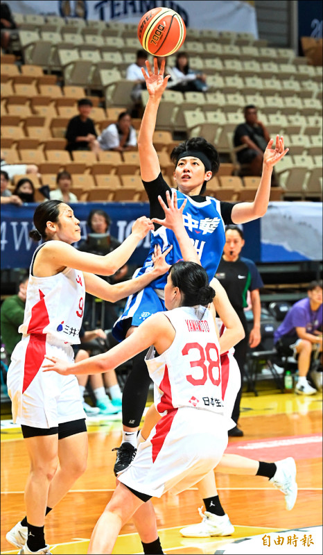 瓊斯盃女籃台灣白隊昨以42：94慘敗給日本，陣中球員劉希曄（上）認為，如果細節上能修正，不至於輸這麼多。（記者王藝菘攝）