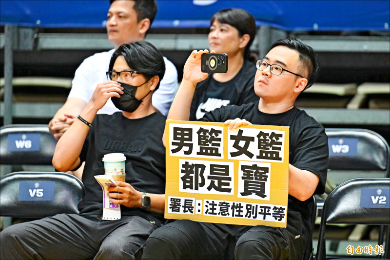 場邊球迷穿黑衣舉牌力挺女籃。（記者塗建榮攝）