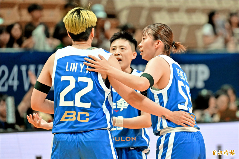 瓊斯盃女籃球員昨臂纏黑色肌力貼，表達對男女球員出賽費同工不同酬的不滿。（記者塗建榮攝）