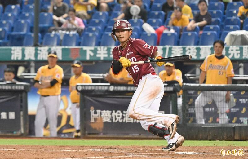 林子偉三次短打都安打。（記者廖耀東攝）