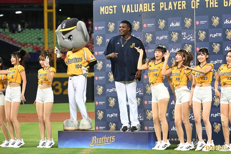 兄弟先發投手德保拉拿下MVP。（記者廖耀東攝）