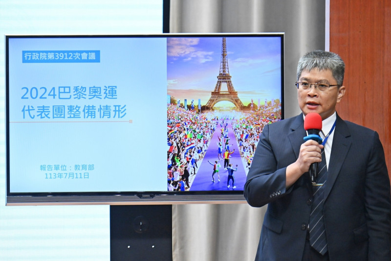 巴黎奧運將於7月26日至8月11日舉行，體育署副署長房瑞文表示，配合選手調整時差與各競賽期程原則，分為13批陸續出發，先遣人員將於明天出發，處理賽會註冊等工作；另外，為讓代表團養精蓄銳，選手及教練去返程原則均搭乘商務艙。 （行政院提供）