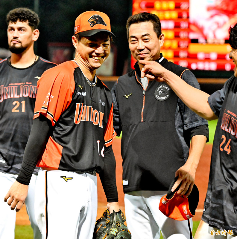 獅隊對戰龍軍4連勝，總教練林岳平（右）直呼此役是郭俊麟回台代表作。（記者林正堃攝）