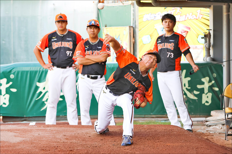 35歲日籍投手高塩將樹，以2.5年複數年合約加盟統一獅，成為史上首位透過選秀加入中職的外國選手。（統一獅提供）